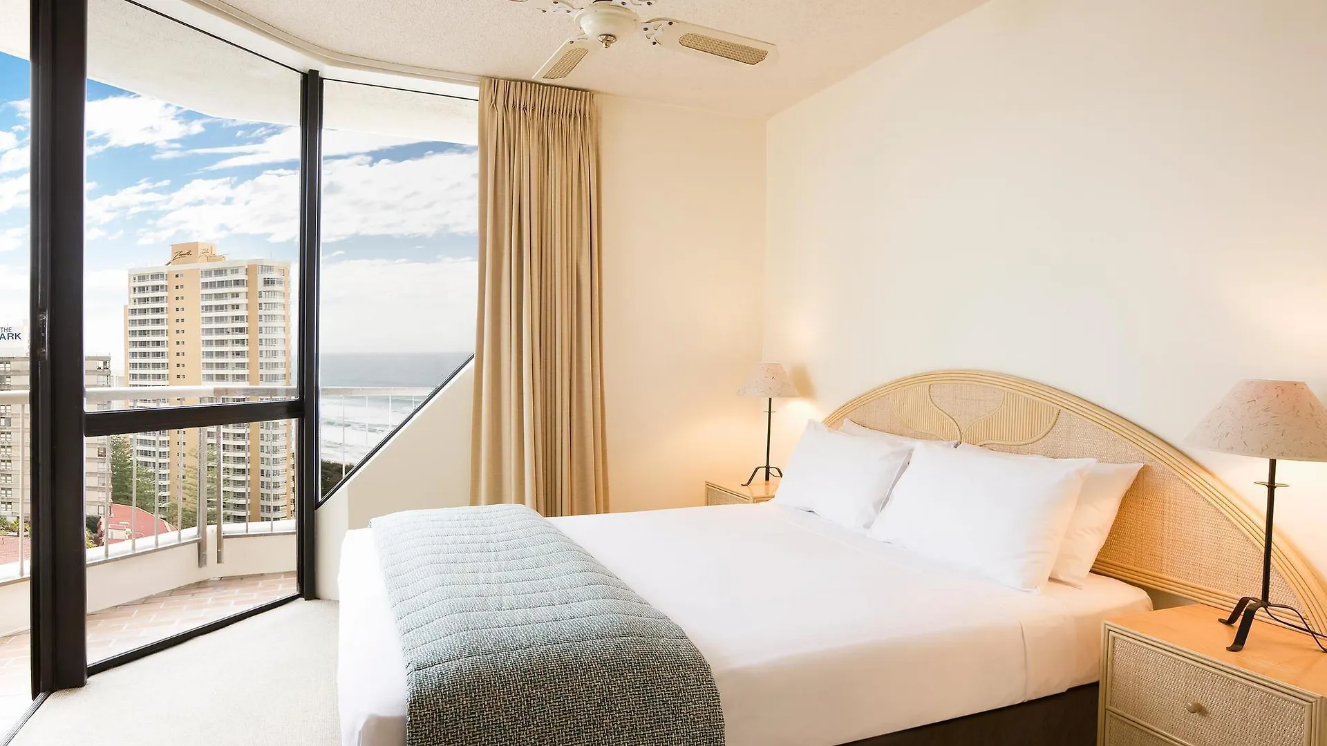 Paradise Centre Apartments Голд-Кост 4*,